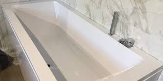 La vasca presenta una porta di accesso in acrilico trasparente curvato, posta sullangolo libero con apertura verso linterno al fine di non ingombrare spazio nel bagno. Vasca Treesse Quadra 180x80 A Tre Pannelli Outlet Zanibellato