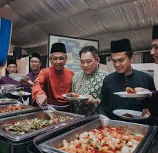 Ada lebih 200 pilihan makanan kat 21 buah gerai kat sini. Jom Berbuka Citarasa Dua Sempadan Di Buffet Ramadan Laman Kayangan Shah Alam Iuzira