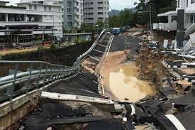 Kebanyakkan rumah yang terjejas banjir dilimpahi dengan lumpur. Bumi Yang Tercinta 2 Banjir Besar Di Penang Pada 5 November 2017 Adalah Buatan Manusia