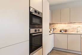 Learn more about all the pros and cons of granite, quartz, ceramic and marble! Modern Twist Kitchen Ruby Grey