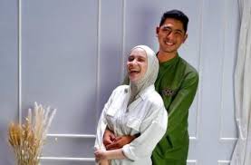 Ayu menanyakan cara aktor 29 tahun itu menghadapi istrinya jika sedang marah. 3 Potret Foto Anti Mesra Arya Saloka Dan Istri Tetap Serasi Matamata Com