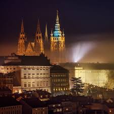 Du Hat Einen Tag Zeit Fur Prag Perfekt Zieh Dir Bequeme Schuhe An Und Entdecke Das Historische Prag Auf Der Prager Burg Im Veitsdom I Prag Tschechien Burg