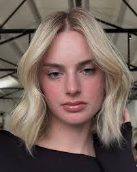 Free hair modeling for blow waves in Richmond