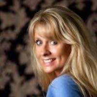 Donna Phillips's Instagram, Twitter & Facebook