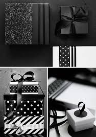 Black And White Gift Wrapping Paper Paketinslagning Pa Pricken Och Tvaren Handgjorda Gavor Inslagning Julklappar Och Presentinslagning