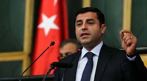 Kökenli olan ve ikisi erkek dördü kız olmak üzre toplamda altı kardeşi bulunan selahattin demirtaş, ankara'da okuduğu üniversitede hukuk bölümünü bitirdi. Selahattin Demirtas Kac Kilo Boyu Kac Nereli Kac Yasinda Esi Kimdir Unlu Detay