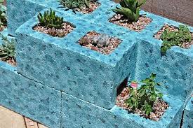 Quería aportar una idea interesante, vamos a empezar a cultivar un pequeño huerto en casa en una jardinera y hemos comprado un libro que viene con un cuento y actividades para hacerlo con los. Planters With Cement Blocks