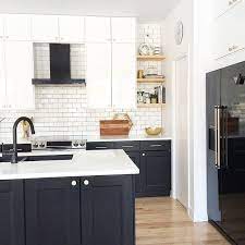 Red falls somewhere in between the richness of black and the clarity of white making it a perfect color to combine with the polar opposites of black and white. Decorate A Kitchen With Black Appliances Over 1000 Ideer Om Moderna Kok Pa Pinterest Koks White Kitchen Decor Black Appliances Kitchen White Modern Kitchen