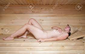 Nackte Mädchen Liegend Auf Einer Bank In Einer Sauna Lizenzfreie Fotos,  Bilder Und Stock Fotografie. Image 6877470.
