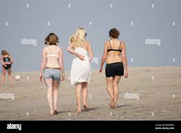 Drei Mädchen im Teenageralter zu Fuß Sandstrand nackte Haut BH Sommerbräune  zurück Frauen Hoek Van Holland Niederlande Stockfotografie - Alamy