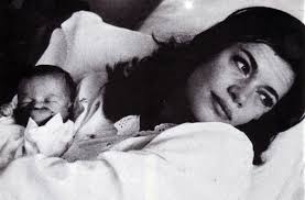 Η τζένη καρέζη εξακολουθεί και σήμερα να αποτελεί ένα πολιτιστικό κεφάλαιο της ελληνικής κοινωνίας. 30 40 Glamorous Tzenh Karezh H Despoinis Diey8ynths Htan Magkaki