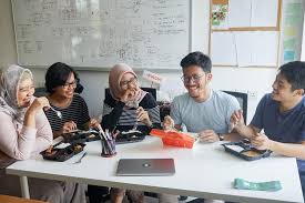 Penularan disebut berawal dari acara makan bersama menu khas kota palopo yaitu kapurung , yang berbahan dasar tepung sagu dan sayur. 5 Manfaat Makan Bersama Cerita Kulina
