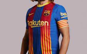 Avec le drapeau et l'inscription barça sur les manches. Le Fc Barcelone Devoile Un Maillot Evenementiel Nike Pour Le Clasico Contre Le Real Madrid 11 Avril 2021 Sportbuzzbusiness Fr