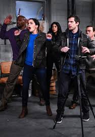 Un capitaine de police psychorigide est nommé à la tête d'un commissariat de police de brooklyn et d'une équipe loufoque mais néanmoins efficace.avec : Hands In The Air Brooklyn Nine Nine Season 6 Episode 18 Tv Fanatic