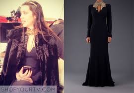 Fallon tente de donner une nouvelle orientation à l'entreprise. Reign Season 1 Episode 22 Mary S Embellished High Neck Gown Shop Your Tv