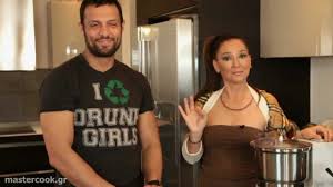 Σφοδρές αντιδράσεις προκάλεσε το βίντεο που ανέβασε στα κοινωνικά του δίκτυα, χθες, ο σάββας πούμπουρας στο οποίο εν ολίγοις ισχυρίστηκε ότι όποιος είναι για καιρό άνεργος, μπορεί να πάει να προσφέρει αμισθί τις. O Sabbas Poympoyras Mageireyei Glyko Xwma Youtube