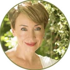 Holly Lyles's Instagram, Twitter & Facebook