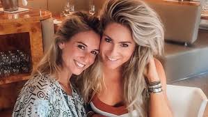 In 1998 debuteerde plessen op de televisie in de soapserie onderweg naar morgen. Nikkie Plessen En Anouk De Mol Lunchen Bij Momo