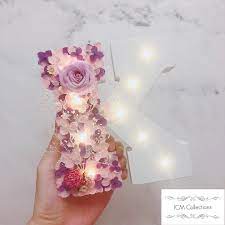 全港首創 保鮮花字母燈 可自選不同字母 這位客人訂製了一對保鮮花字母燈 其中的k字選了粉紅 紫色系 配上粉紫玫瑰 這配搭也是很受女生歡迎的款式之一呢 我們的製作工藝高質專業 選用的花材豐富 種類多元化 並且我們選用最優質的日本 light