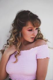 Belinda Walton's Instagram, Twitter & Facebook