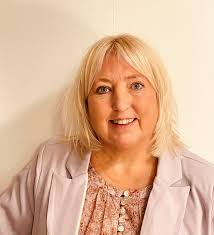 50-åriga Sara samlar kompetens och bredd som konsult