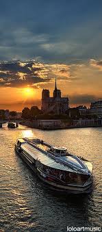 Paris France Couche De Soleil Sur La Seine Avec Un Grand Bateau Mouche Devant Et La Cathedrale Notre Dame Derriere France Travel Paris Travel France
