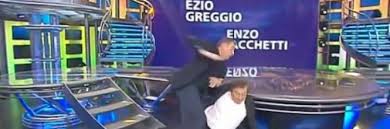 Nella clip si sente ezio greggio insultare barbara sempre ezio greggio poi si è rivolto a un cane salito sul bancone del tg satirico, e mentre il suo collega ha provato a cacciare l'animale il conduttore. Striscia La Notizia Iacchetti Cade In Diretta E Sbatte La Testa Ilgiornale It