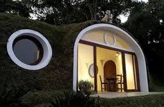 Une Maison Souterraine En Plastique Recycle A Un Prix Abordable Maison Souterraine Maison Ecologique Souterrain