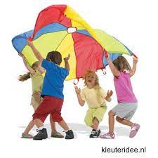 Gymles Voor Kleuters Met Parachute 5 Kleuteridee Nl Parachute Games Parachute Games For Kids Preschool Kids