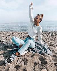 A Imagem Pode Conter 1 Pessoa Oceano Sapatos Ceu Crianca Atividades Ao Ar Livre Natureza E Agua Summ Winter Beach Outfit Beach Outfit Cold Beach Outfit