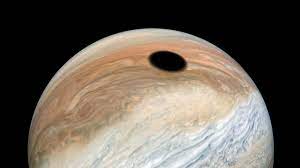 Doch das gewaltige magnetfeld des riesigen planeten ist eine große juno zeigt uns beeindruckende details von jupiter. So Sieht Eine Sonnenfinsternis Auf Dem Jupiter Aus Wissen
