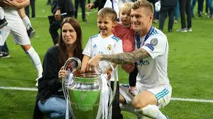 Toni kroos bedankt sich bei seiner frau, im rahmen der premiere zu dem film kroos im cinedom in köln. 100 Jahre Kicker 2018 Koniglicher Hattrick In Der Champions League Fur Toni Kroos Kicker