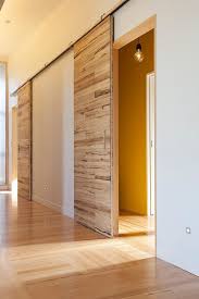 Porte A Galandage En Bois Stratifie Sur Mur Blanc Et Parquet Amenagement Interieur Maison Porte Galandage Portes De Grange Interieur
