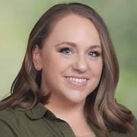 Kelly Loucks's Instagram, Twitter & Facebook