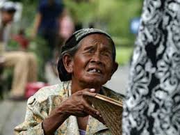 Kemiskinan absolut adalah kemiskinan yang diukur dengan menggunakan standar yang sifatnya konsisten, atau tidak terpengaruh terhadap waktu definisi kemiskinan absolut menurut word bank adalah : Kemiskinan Di Indonesia Atau Poverty In Indonesia Dr Arif Zulkifli Nasution