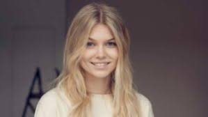 Blond miel, blond doré, blond platine… la nuance finale pour laquelle vous opterez sera à définir selon la couleur naturelle de laquelle vous partez, mais également en fonction de votre teint et de la couleur de vos yeux. Blond Cendre Comment Avoir La Couleur De Cheveux Blond Cendre