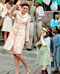 Ela vai, então, morar com seu pai, para aprender a agir como a verdadeira nobre que é. Diario De Uma Princesa 2 Princess Diaries Iconic Movies Movie Fashion