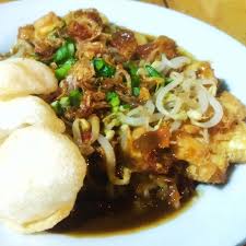 Pada video yang diunggah akun instagram bangijal_tv terdapat parodi seorang anak yang minum es campur nasi. Es Campur Seger Waras Kafe