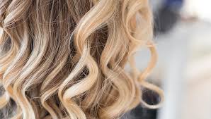 Anche la base dei capelli castani può orientare la scelta verso una tonalità o l’altra di colpi di sole: Colpi Di Sole Cosa Sono Come Si Fanno E Quanto Durano