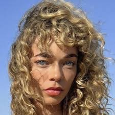 Kari Calhoun's Instagram, Twitter & Facebook