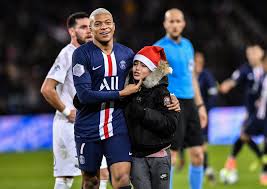 At just 22, psg superstar kylian mbappe is both the future of football and one the sport's greatest players. Psg Amiens When Mbappe Signs An Autograph During A Match Video Archyde