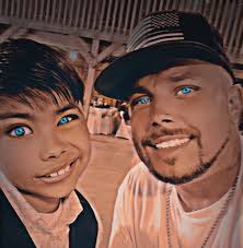 We're in a tornado!” A pair of St. Louis construction workers captured the  moment they were caught in a violent tornado that tore through