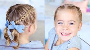 Il peut s'agir de boucles, de queues drôles et de tissages inhabituels, complétés par des noeuds, des rubans et d'autres accessoires. Coiffure Facile Pour Petite Fille 18 Idees Simples Pour Gagner Du Temps