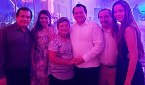 Dando su abrazo a mi mamá Fanny Mena...