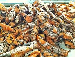 Infatti, anche impastando a mano, riuscirete a tirare una sfoglia sufficientemente sottile. Chiacchere Di Carnevale Al Cioccolato
