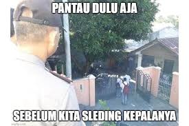 Deretan meme yang menggambarkan kekesalan netizen, tapi tetap bikin ngakak ya! 10 Meme Masih Saya Pantau Ini Kocak Bawannya Pengin Sleding
