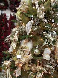 A Gold Mesh Ribbon Has Been Intertwined With The Tree S Branches From Top To Bottom Creative Christmas Trees Christmas Tree Decorations Christmas Tree Pictures