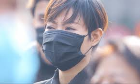 Các con của nsnd hoàng dũng quỳ trước linh cữu của cha mình. Tabc1rqkuveipm