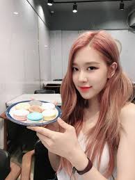 Her favorite pizza is hawaiian. Blackpink Rose Tvn Wednesday Food Talk 2