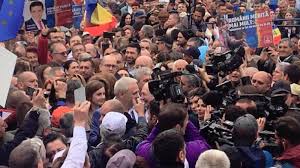 Liviu dragnea și iubita sa, irina tănase, vor petrece paștele la mănăstire. Liviu Dragnea Baie De MulÅ£ime La Craiova AlÄƒturi De Iubita Sa Irina TÄƒnase B1 Ro